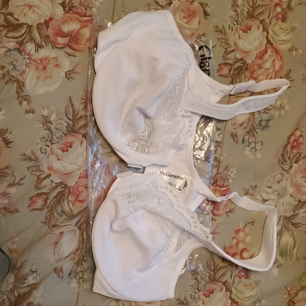 2 NEW W/O TAGS GLAMORISE FRONT ENCLOSURE BRAS